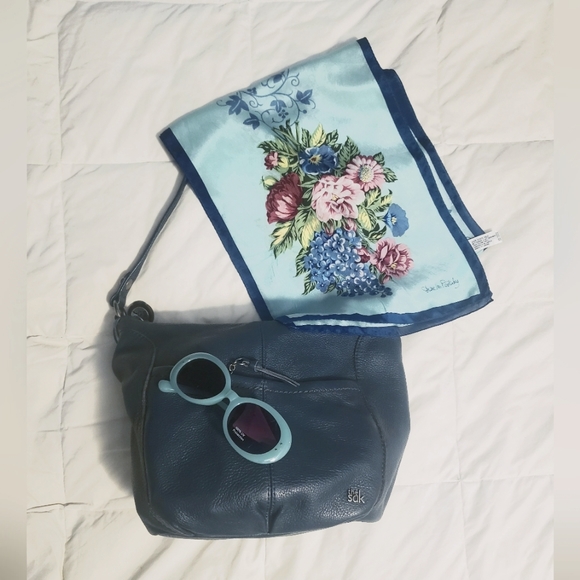 ⭐️LUXURY HOST PICK⭐️ Diane Von Furstenberg silk scarf size 58x11 - Picture 7 of 7